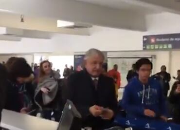 Llega AMLO con retraso al aeropuerto... pero se da tiempo para selfies