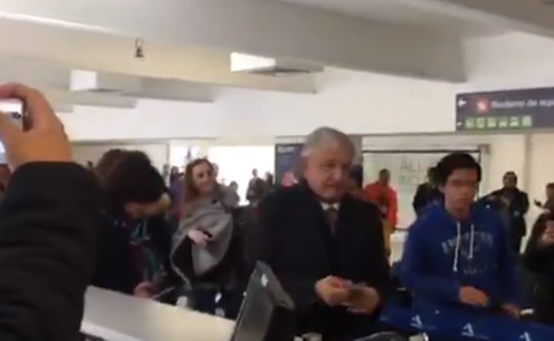 El presidente Andrés Manuel López Obrador antes de tomar el vuelo a Torreón. Foto: Captura de pantalla