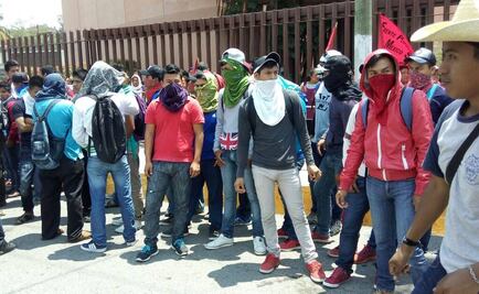 Normalistas protestan en Congreso de Guerrero