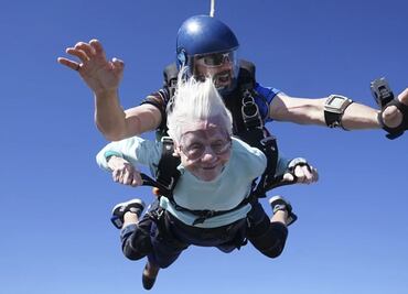 VIDEO: Abuelita de 104 años se lanza en paracaídas; espera imponer un nuevo récord mundial