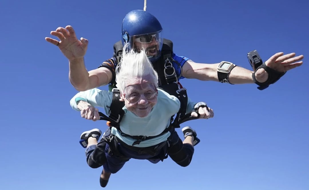 Dorothy Hoffner, de 104 años, durante un salto en paracaídas en tandem con Derek Baxter que la convirtió en la persona más mayor del mundo en hacerlo, el 1 de octubre de 2023. Foto: AP