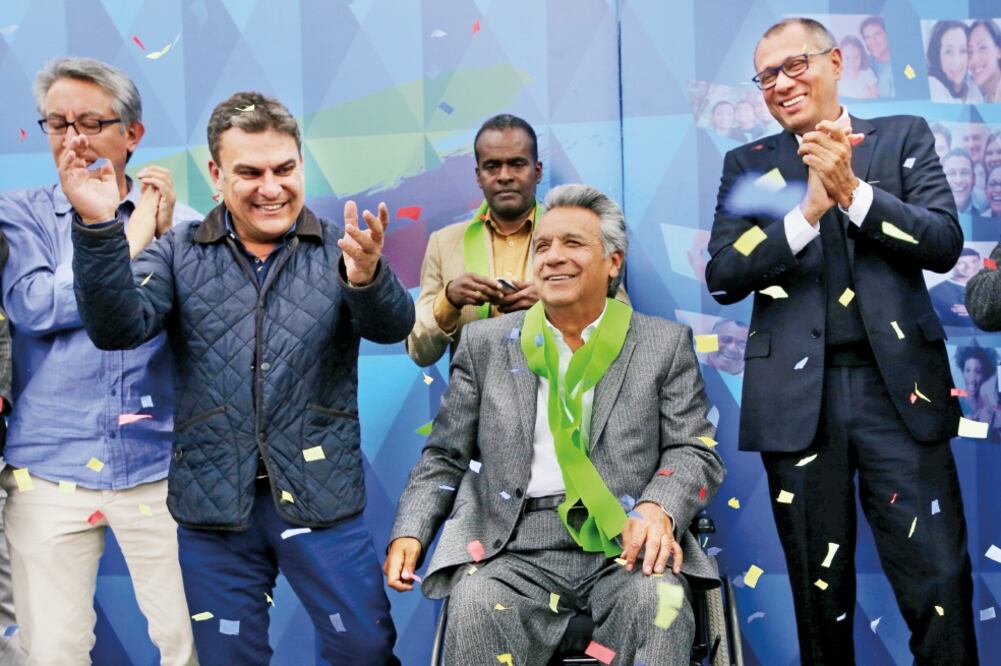 Lenín Moreno (centro), junto con su compañero de fórmula, Jorge Glas (der.) y el asambleísta Juan Serrano, celebraron ayer el triunfo en las presidenciales (MARIANA BAZO. REUTERS)