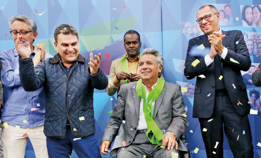 Lenín Moreno (centro), junto con su compañero de fórmula, Jorge Glas (der.) y el asambleísta Juan Serrano, celebraron ayer el triunfo en las presidenciales (MARIANA BAZO. REUTERS)