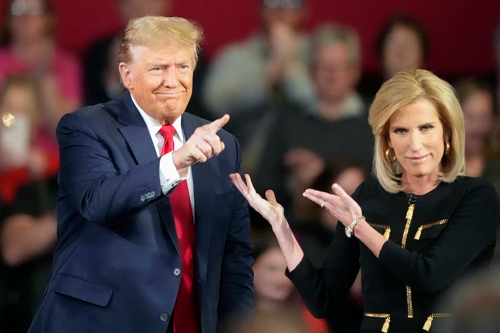 Donald Trump, exmandatario de EU y favorito para la nominación republicana a la presidencia, con la presentadora de Fox News Laura Ingraham, en Greenville, Carolina del Sur. Foto: AP