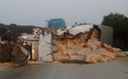 Volcadura afecta vialidad en la México-Querétaro