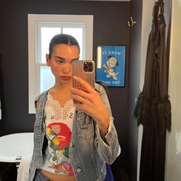 Dua Lipa tiene el secreto para lucir piernas infinitas con esta prenda ideal para el cambio de estación