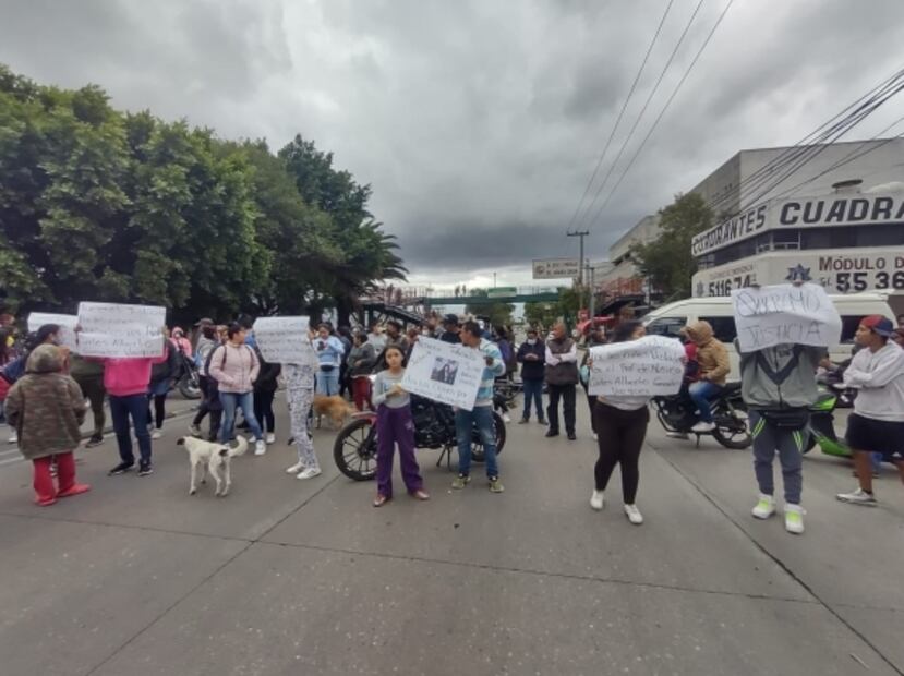 Bloquean Vía José López Portillo; exigen detención de profesor de jardín de niños por abuso sexual