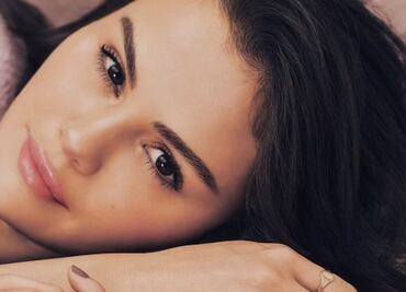 Selena Gomez enamora con vestido blanco de escote imponente