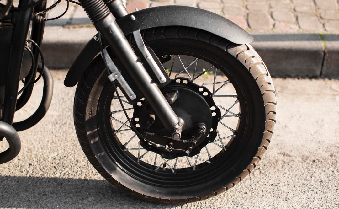 Los niveles de presión de una llanta para moto dependen del tipo de vehículo y la carga. Foto: Freepik