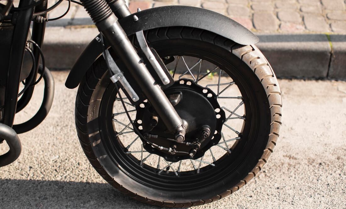 Los niveles de presión de una llanta para moto dependen del tipo de vehículo y la carga. Foto: Freepik