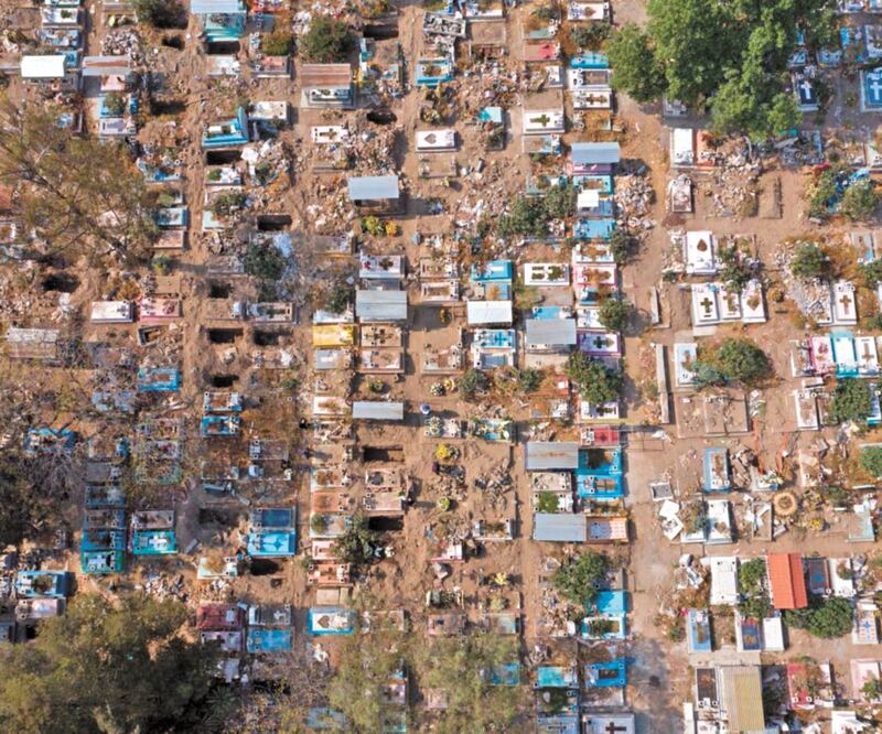 Los panteones de la Ciudad de México, como el de San Nicolás Tolentino, en Iztapalapa, se encuentran saturados ante el aumento de decesos. La capital acumula 25 mil 491 muertes por Covid-19 desde el inicio de la pandemia. Foto: GRACIELA LÓPEZ. CUARTOSCURO