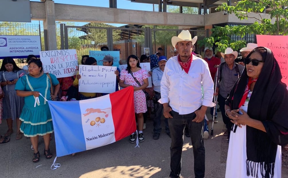 Entre los manifestantes estuvieron Héctor Zayla, gobernador tradicional de Makurawi; Celia Sánchez, representante Yoreme Mayo; y María del Rosario Arboleda, líder Yoreme de Empalme. | Foto: Especial.