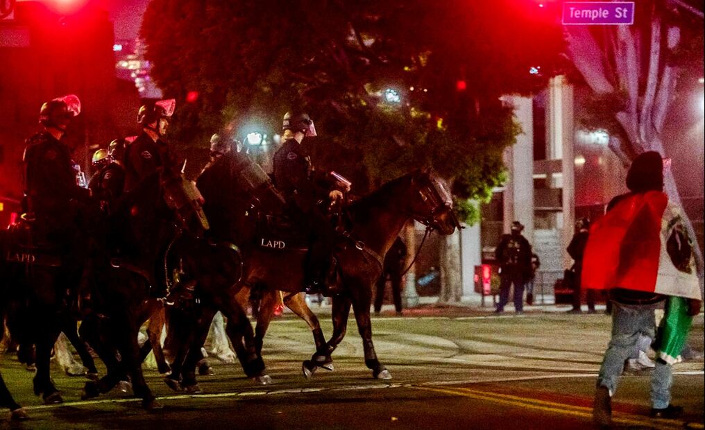 Elementos de la montada del Departamento de Policía de Los Ángeles cabalgan en el centro de la ciudad, tras la entrada en vigor del toque de queda en respuesta a las protestas contra los operativos federales de inmigración en Los Ángeles, el 10 de junio de 2025. Foto: AFP