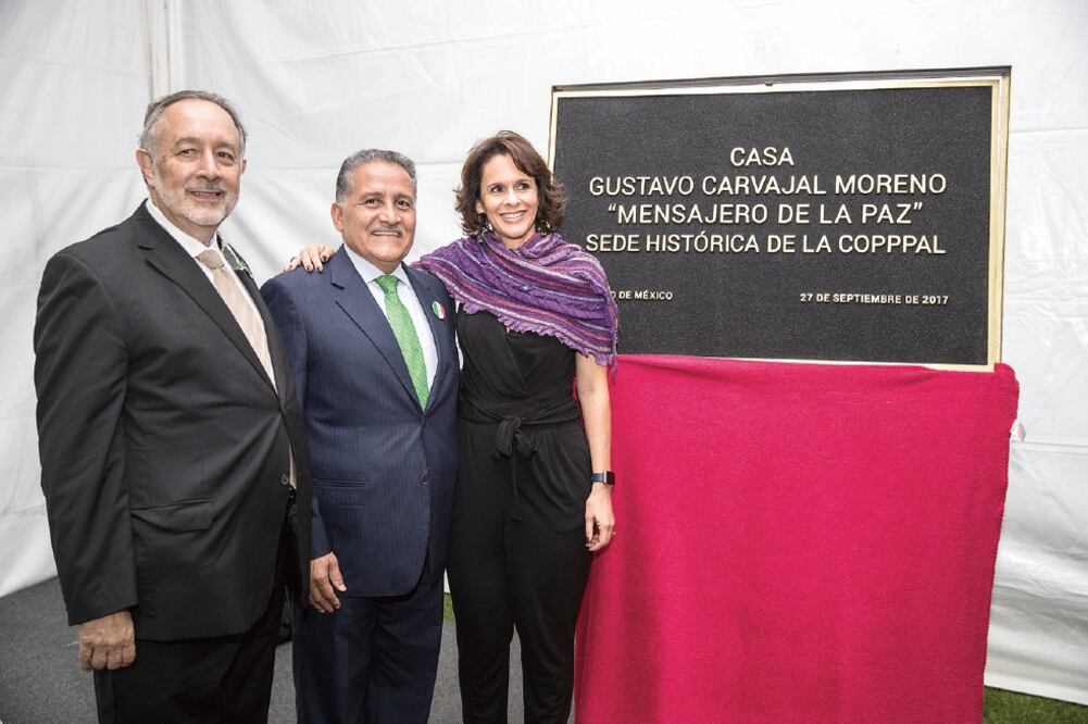 Arturo Zamora, secretario general de la CNOP del PRI (centro), con Sofía Carvajal y José Alberto Aguilar Iñárritu, durante la ceremonia. (GERMÁN ESPINOSA. EL UNIVERSAL)