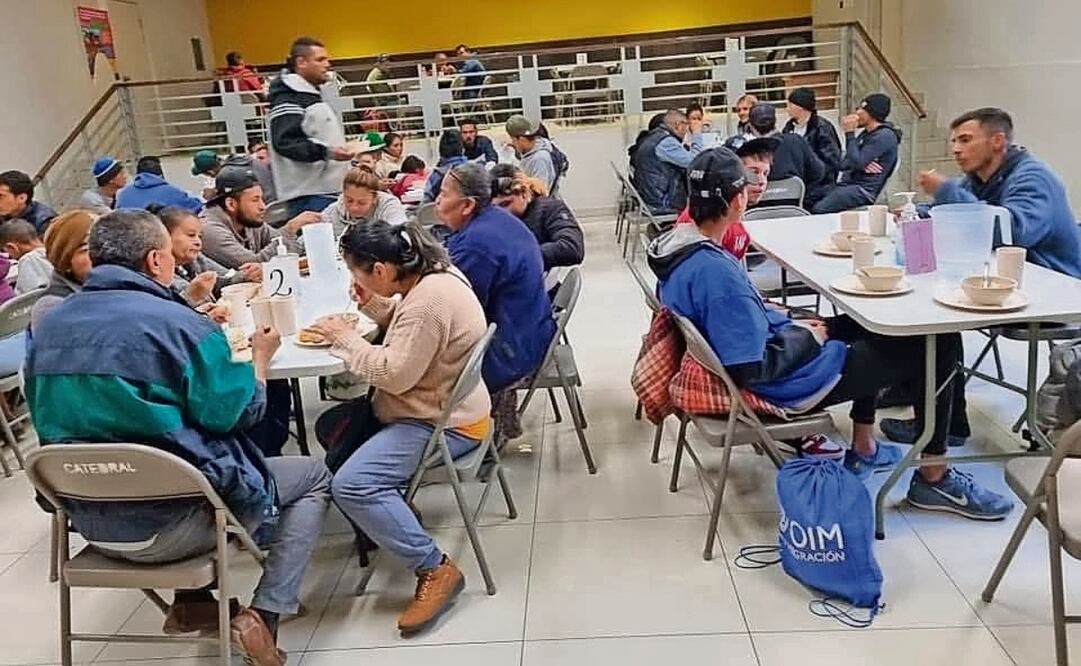 En el comedor de Catedral, en Ciudad Juárez, migrantes llegan a pedir alimentos, mientras esperan cruzar a EU. Foto: Paola Gamboa | El Universal