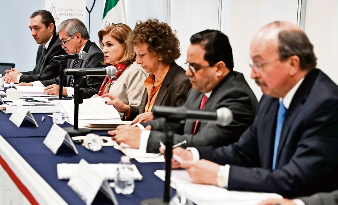 La presidenta del Comité de Participación Ciudadana del Sistema Nacional Anticorrupción, Jacqueline Peschard (tercera de der. a izq.), (Foto: CRISTOPHER ROGEL. EL UNIVERSAL)