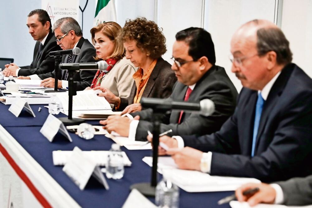 La presidenta del Comité de Participación Ciudadana del Sistema Nacional Anticorrupción, Jacqueline Peschard (tercera de der. a izq.), (Foto: CRISTOPHER ROGEL. EL UNIVERSAL)