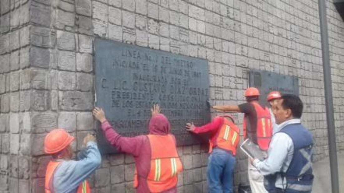 Retiran del Metro placas con el nombre de Gustavo Díaz Ordaz