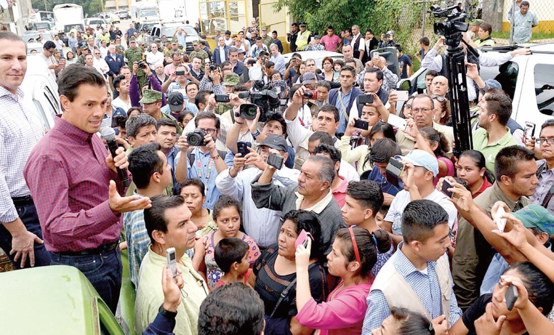 El presidente Enrique Peña Nieto visitó el municipio de Huauchinango, Puebla, en el cual escuchó a los ciudadanos afectados por las tormentas tropicales Earl y Javier (PRESIDENCIA)