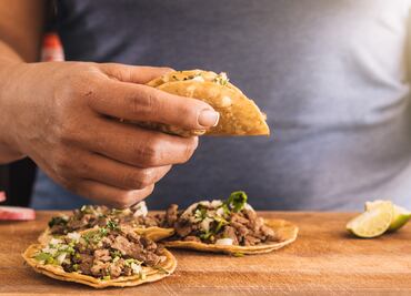 ¿Qué es la "e-coli", bacteria encontrada en salsas de comida callejera en CDMX?; conoce sus principales síntomas