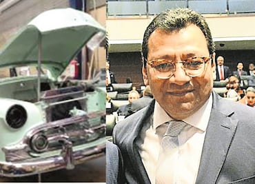 Magistrado usa taller de tribunal para restaurar sus autos clásicos