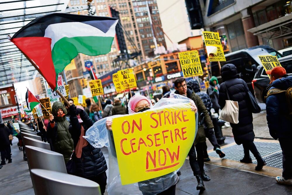 Propalestinos protestaron frente al edificio de The New York Times por la cobertura del medio de la guerra entre Israel y Hamas. En redes sociales se convocó a una huelga global luego de que la ONU no aprobara una resolución que pedía el alto al fuego en Gaza. Foto: AFP