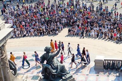 De lentejuelas y seda se viste la columna del Ángel