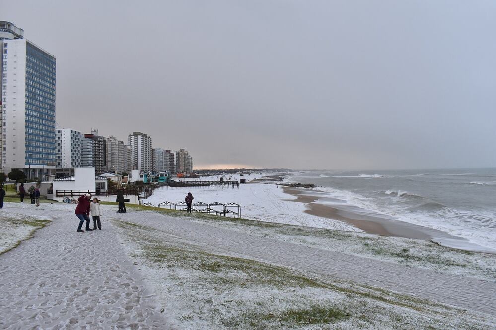 Una nevada en la playa de Miramar, Argentina. Una intensa ola de frío polar sorprendió a varias localidades costeras de la provincia de Buenos Aires, donde la nieve cubrió playas y ciudades balnearias, un fenómeno inusual que no se registraba desde 2013. FOTO: EFE