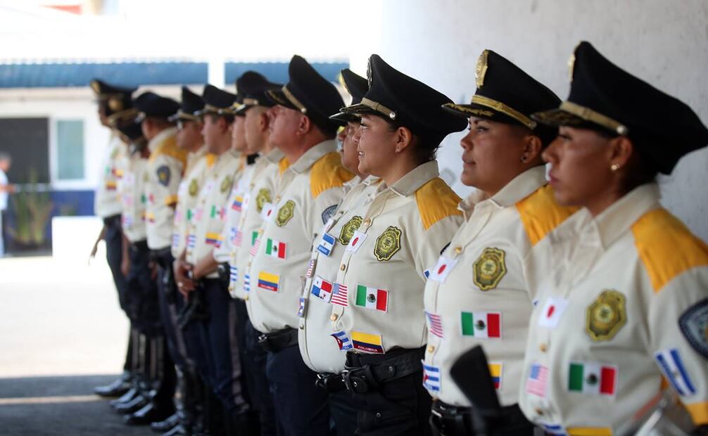 Con cuatro compañeras que se arriesgan tanto como los hombres, el Equipo Internacional de Acrobacia mantiene su carácter abierto a la equidad de género. Foto: Francisco Rodríguez/EL UNIVERSAL.
