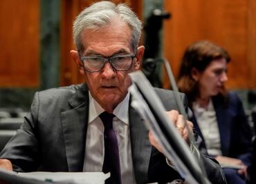 Jefe de la Fed insiste que no hay prisa para bajar las tasas de interés pese a presión de Trump; buscan "el momento correcto"