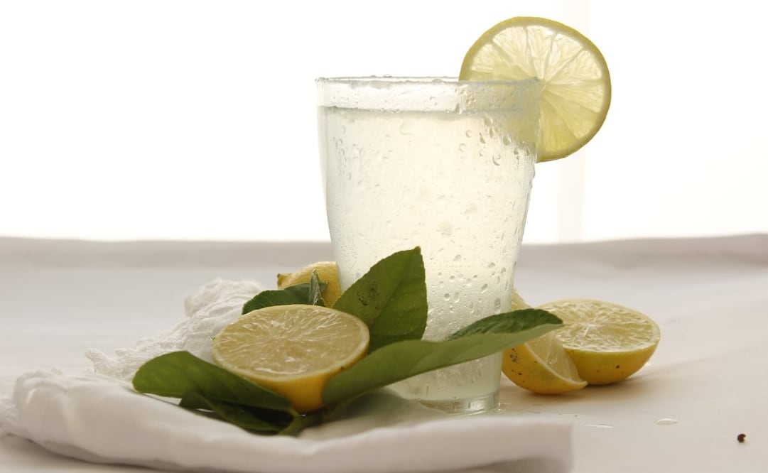 Un vaso de agua con limón puede aportar vitamina C y potasio. Foto: Pixabay