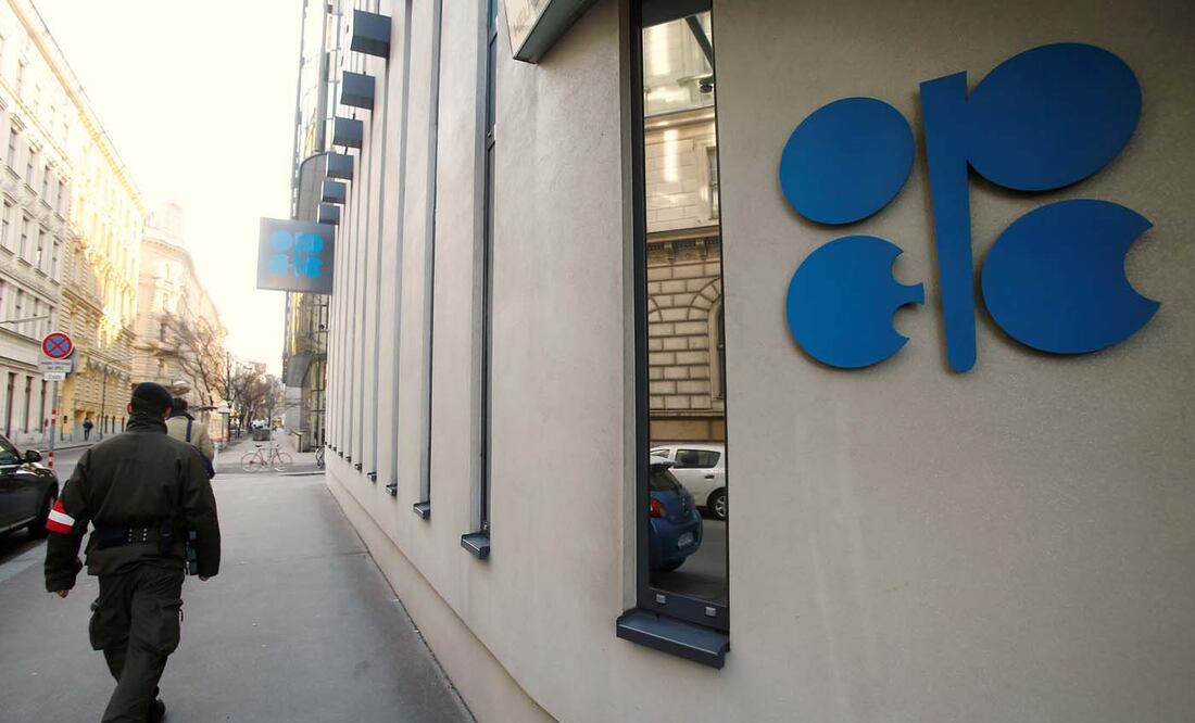 A soldier patrols in front of the headquarters of the Organization of the Petroleum Exporting Countries (OPEC) in Vienna, Austria, November 29, 2016. REUTERS/Heinz-Peter Bader