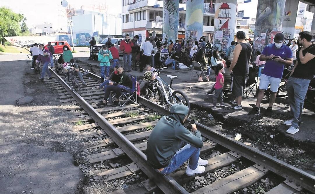 Integrantes de la organización magisterial Poder de Base permanecen sobre las vías del ferrocarril en Morelia. Foto: Armando Solís. EL UNIVERSAL