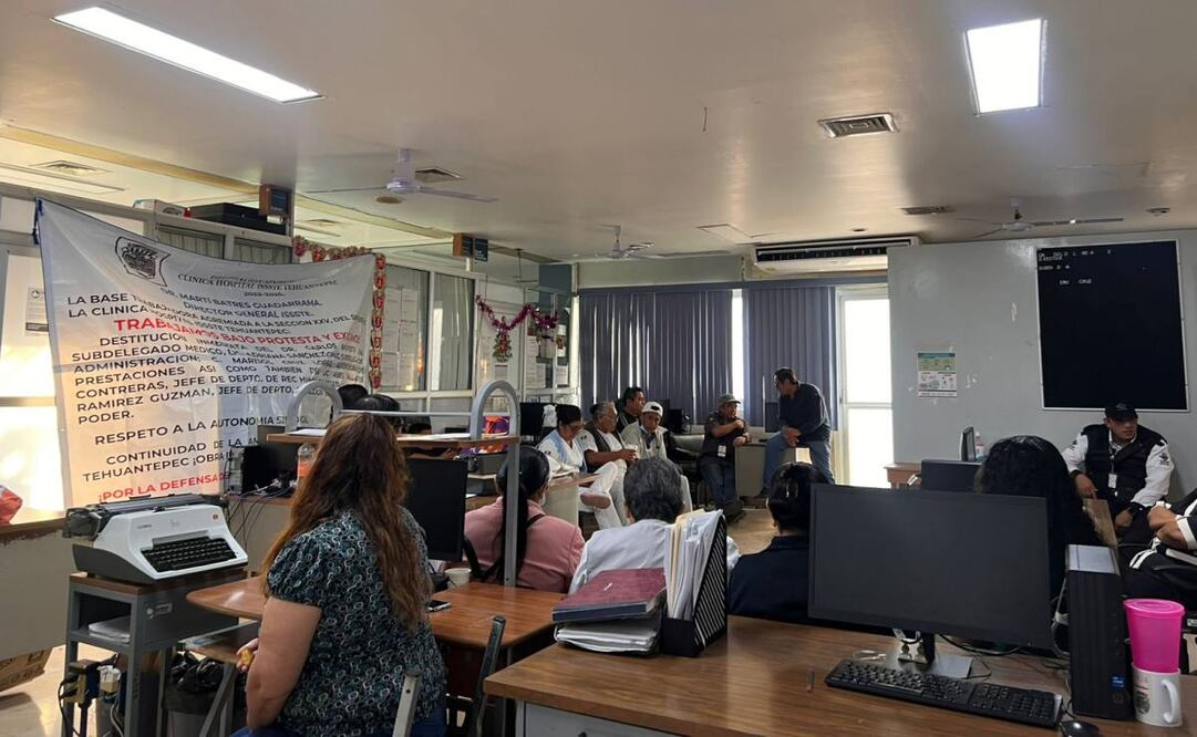 Trabajadores toman el área de Gobierno del hospital del ISSSTE en Tehuantepec (02/12/2025). Foto: Especial