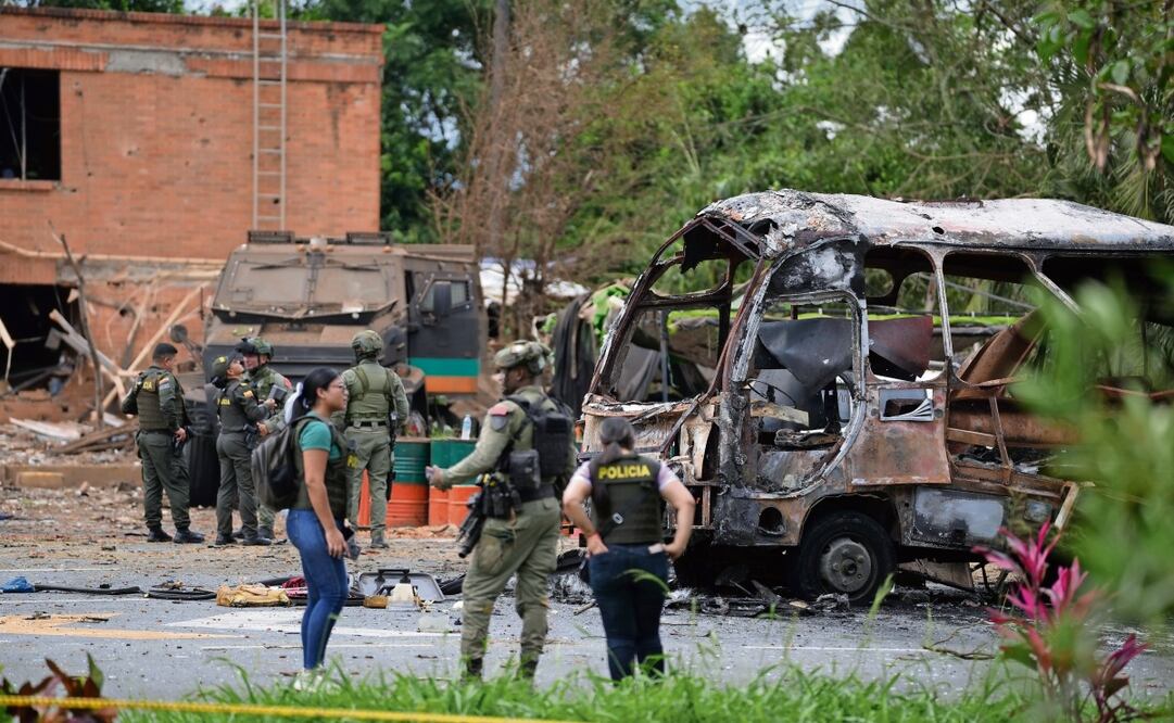 Integrantes de las Fuerzas Armadas colombianas recorren el área donde ocurrió una explosión, en el departamento de Cauca. Foto: Ernesto Guzmán / EFE