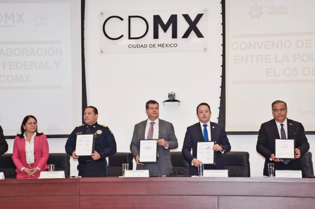 Mediante la firma de un convenio, el jefe de Gobierno, José Ramón Amieva (cent ro) , dijo que miembros de la Policía Científica de la PF podrán instalarse en el C5. (ESPECIAL)