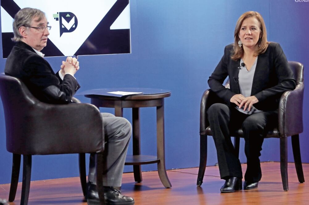 Margarita Zavala participó ayer en el encuentro “Pensar México. Diálogos sobre los retos del próximo sexenio”, coordinado por el politólogo José Woldenberg (JUAN BOITES. EL UNIVERSAL)