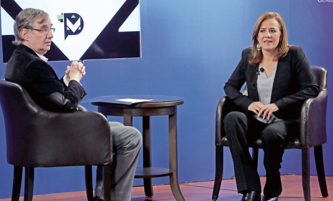 Margarita Zavala participó ayer en el encuentro “Pensar México. Diálogos sobre los retos del próximo sexenio”, coordinado por el politólogo José Woldenberg (JUAN BOITES. EL UNIVERSAL)