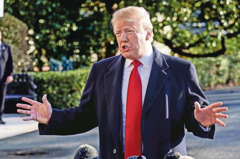 El presidente Donald Trump habla a la prensa en el jardín de la Casa Blanca, antes de partir a Campo David. (JOSHUA ROBERTS. REUTERS)