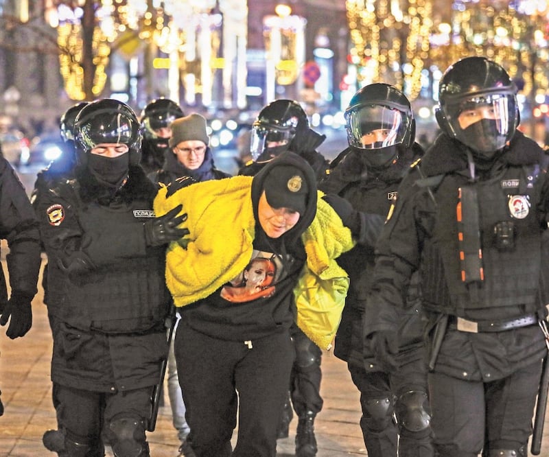 Agentes detienen a un seguidor del líder opositor, Alexéi Navalni, en Moscú. YURI KOCHETKOV. EFE
