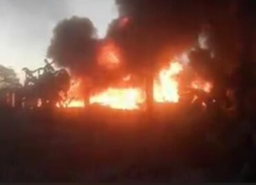 Quedan calcinadas dos camionetas de huachicoleros tras explosión de toma clandestina en Nopala, Hidalgo