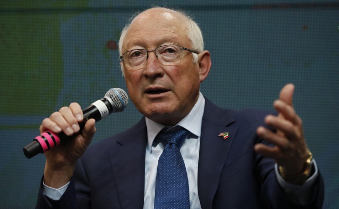 El embajador de Estados Unidos en México, Ken Salazar, habla hoy durante el foro "La relación México - Estados Unidos". Foto: EFE