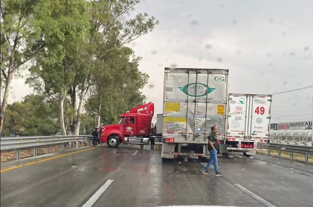 Autopista México-Querétaro presenta intensa carga vehicular por volcadura de tractocamión. (Foto: especial)