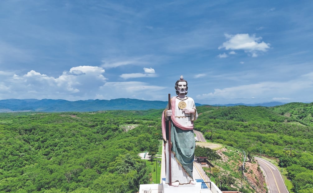 Una escultura de San Judas Tadeo, de 18 metros de altura, vigila desde lo alto de un cerro el poblado de Badiraguato. Foto: Valente Rosas/ EL UNIVERSAL