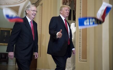 Lanzan banderas rusas a Trump y lo llaman “traidor”