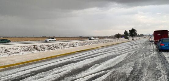 ¡Sorpresa invernal! Intensa granizada cubre de blanco carretera Atlacomulco-Toluca; hielo provoca tránsito lento