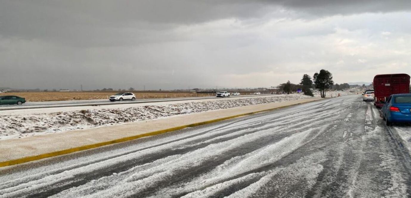 Intensa granizada sorprende a habitantes del Estado de México; hay presencia de hielo en la carretera Atlacomulco-Toluca. (Foto: especial)