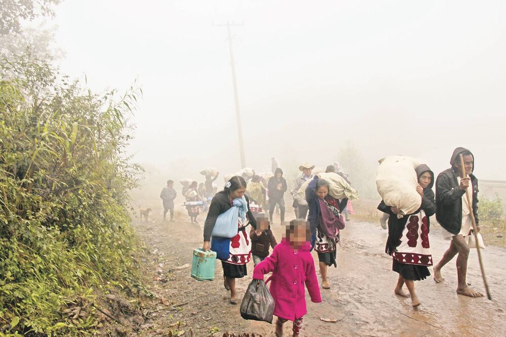 Los indígenas caminaron entre tres y cinco kilómetros para regresar a sus comunidades con sus pertenencias al hombro (FOTOS: MARÍA DE JESÚS PETERS. EL UNIVERSAL)