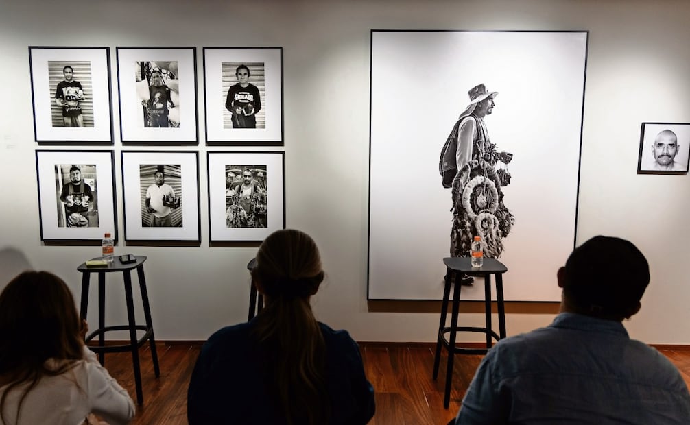 La fotógrafa carga con un estudio portátil para hacer los retratos en las calles de Monterrey. Foto: Hugo Salvador/EL UNIVERSAL