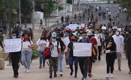 Alumnos de la Universidad de de Guadalajara protestan contra Enrique Alfaro